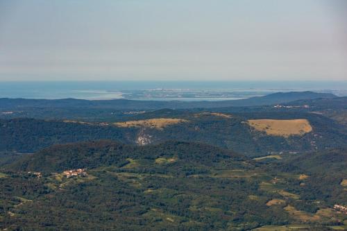 une vue aérienne sur une chaîne de montagnes avec une masse d'eau dans l'établissement Studio Für 4 Personen Ca 106 M Sup2 In Gozd, Krain Innerkrain, à Gozd
