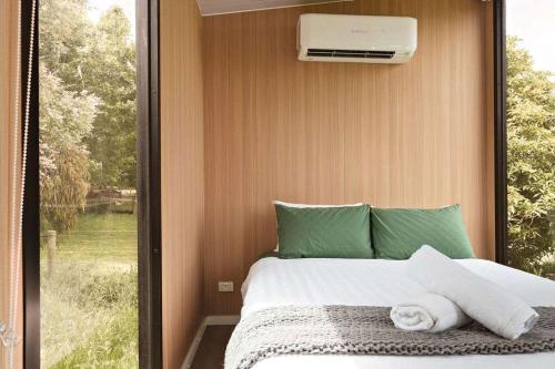 Ένα ή περισσότερα κρεβάτια σε δωμάτιο στο Lazy Daisy Farm by Tiny Away