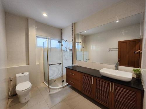 Un baño de Ketki Luxury Pool Villa Seaflare Pattaya