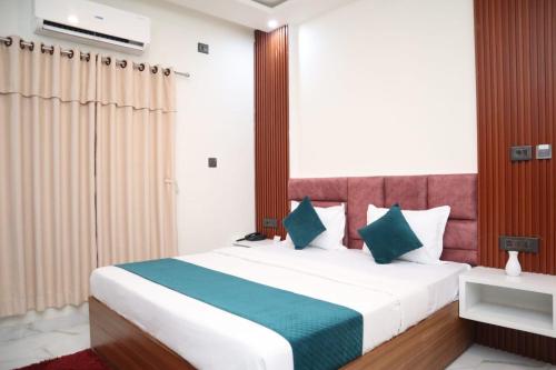 Postel nebo postele na pokoji v ubytování Hotel Pahuna Ghar