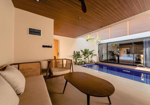 金巴兰Kinama Villa的带沙发和游泳池的客厅