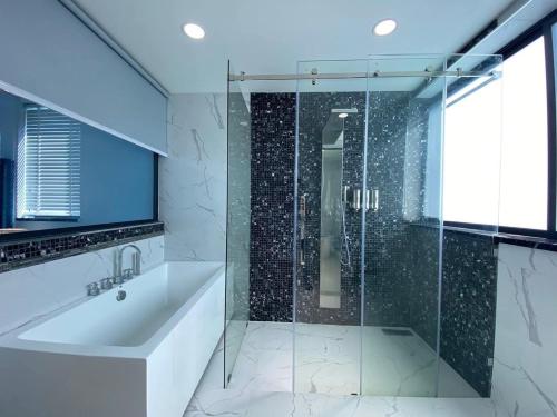 Et badeværelse på Ketki Luxury Pool Villa BlueWave Pattaya