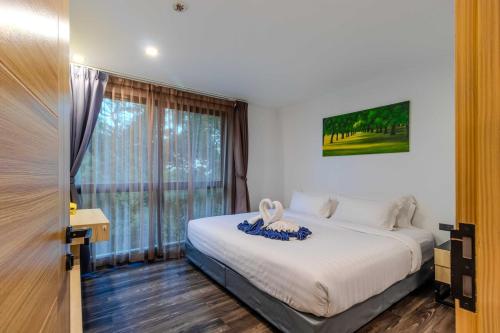 Postel nebo postele na pokoji v ubytování C248 Condo 3 Min to Nai Harn Beach 1BR with Rooftop Pool