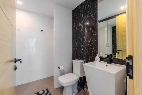 Koupelna v ubytování C248 Condo 3 Min to Nai Harn Beach 1BR with Rooftop Pool