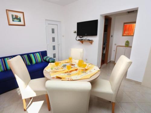 One-Bedroom Apartment With Terrace A2