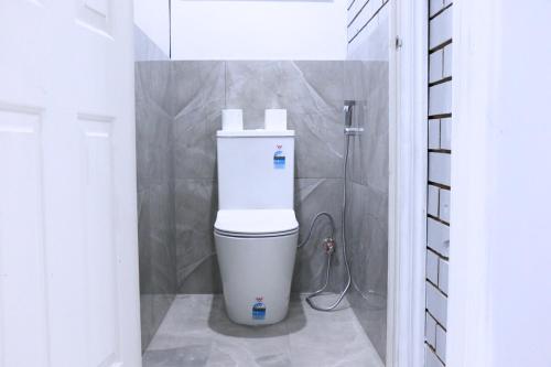 ein Badezimmer mit Toilette und Dusche in der Unterkunft Charming Cozy Stay In Heart Of St Albans in St Albans