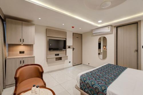 Un pat sau paturi într-o cameră la Hotel Grand Shiva