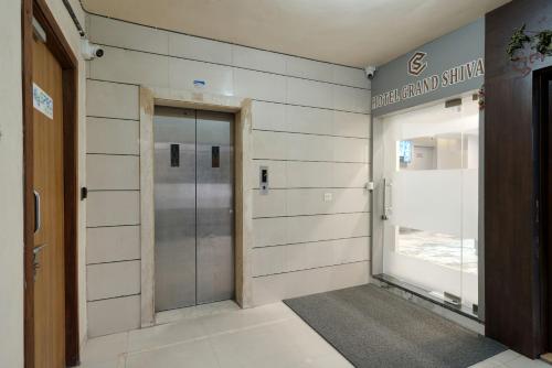 O baie la Hotel Grand Shiva