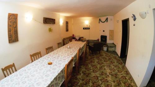 comedor con mesa larga y sala de estar en Atanasovi House, en Shkorpilovtsi