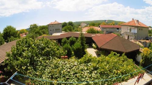 una vista aérea de una casa con árboles y edificios en Atanasovi House, en Shkorpilovtsi