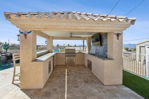 Μπαλκόνι ή βεράντα στο Havasu Hacienda - Pool Hot Tub Outdoor Kitchen