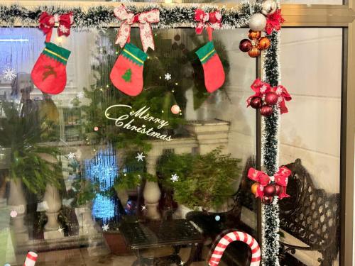 ein Fenster mit Weihnachtsschmuck auf einem Fensterbrett in der Unterkunft Thuận Phát Hotel in Soc Trang