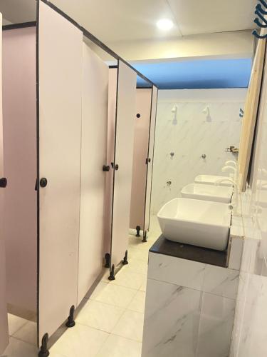 Ένα μπάνιο στο Ishu beach hostel