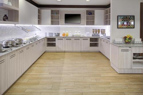 Kuchyň nebo kuchyňský kout v ubytování Hyatt House Parsippany Whippany