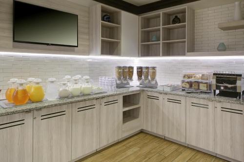 Kuchyň nebo kuchyňský kout v ubytování Hyatt House Parsippany Whippany