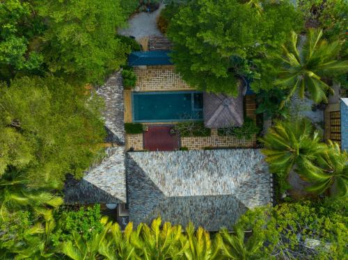 陵水花筑奢-君临海逸别墅的带游泳池的房子的俯视图