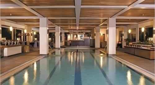 ein großer Swimmingpool in einer Hotellobby in der Unterkunft Le Beringin in Salatiga