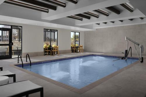 a large swimming pool in a large room at Home2 Suites By Hilton Ramsey in Ramsey
