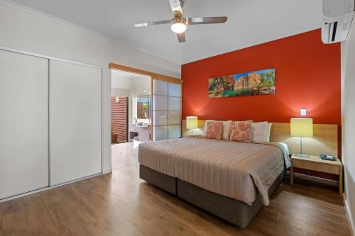 Postel nebo postele na pokoji v ubytování Freshwater East Kimberley Apartments