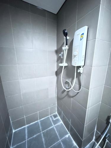 cabina de ducha con dispensador de jabón en la pared en Mercu Summer suites by JK Privy Homes - 2 minutes to KLCC Twin Tower, en Kuala Lumpur