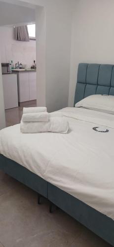 Llit o llits en una habitació de oded Inviting housing