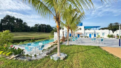 Πισίνα στο ή κοντά στο The Oiia Lakeview with Infinity Pool