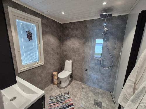 Ένα μπάνιο στο Lakeside, picture window, sauna, WiFi,Silent Shine