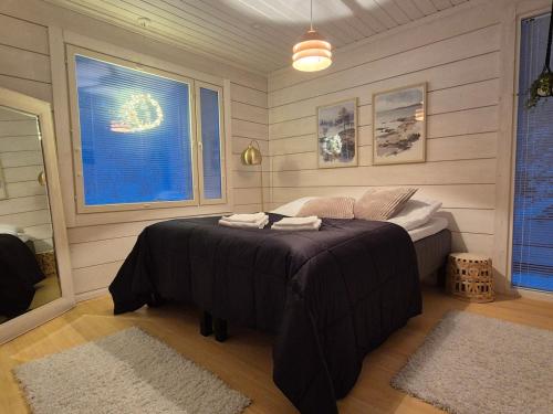 Ένα ή περισσότερα κρεβάτια σε δωμάτιο στο Lakeside, picture window, sauna, WiFi,Silent Shine