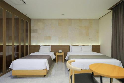 En eller flere senge i et værelse på Yeosu Hotel Zava