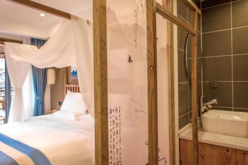 Ένα μπάνιο στο Fenghuang Sulv Yunzhu River View Homestay