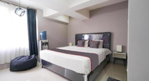 a bedroom with a large bed in a room at OYO 94024 Sentraland karawang By Aswin in Poponcal 2
