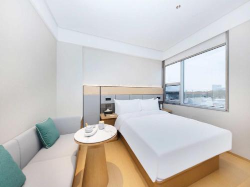 Una cama o camas en una habitación de JI Hotel Beijing Chaoyang Station Jiuxianqiao Road