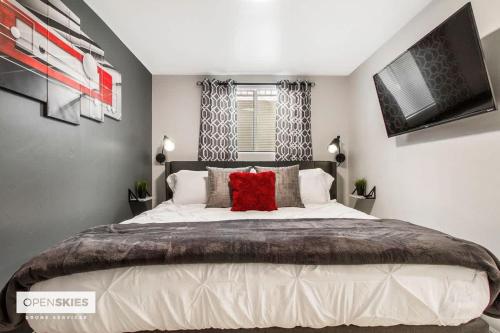 Ένα ή περισσότερα κρεβάτια σε δωμάτιο στο Elegant Downtown SLC Point King Bed 2 Bed 1 Bath