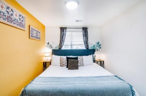 盐湖城Luxury Downtown SLC Retreat, King Bed 2 Bed 1 Bath的卧室里有一张带蓝色床头板的床