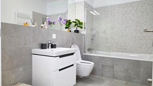 Vannituba majutusasutuses IVY Luxury Residence - Self Check-In 247 - Garden - Near Airport & Băneasa Mall