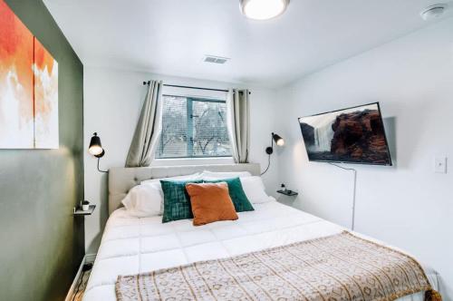 une chambre avec un lit blanc et une fenêtre dans l'établissement Spacious Downtown SLC, Cozy King Bed 2 Bed 1 Bath, à Salt Lake City