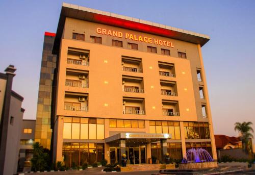 卢萨卡Grand Palace Hotel Lusaka的一座大型建筑，招牌上写着“大皇宫酒店”。