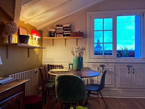 Un comedor con una mesa y una ventana. en Élégant appartement Mer & Golf, en Ciboure