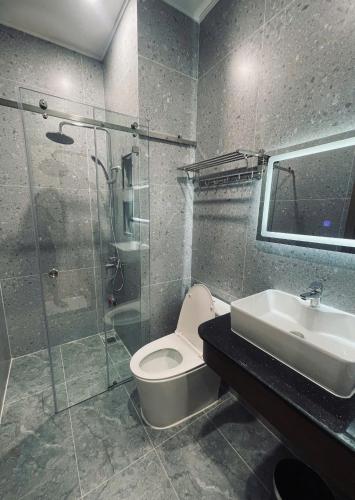 a bathroom with a toilet and a sink and a shower at King Sea Hotel in Rạch Giá