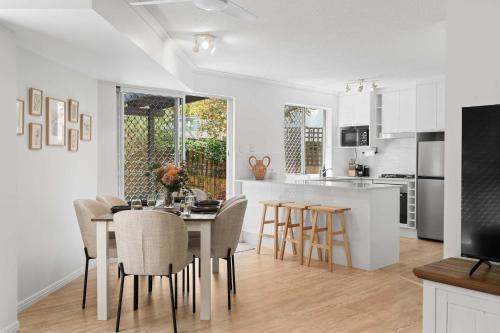 Køkken eller tekøkken på Acacia - Peaceful Mount Coolum Hideaway by the Coast