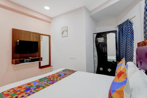 Postel nebo postele na pokoji v ubytování FabHotel White Star Residency