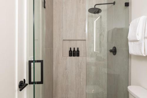 Koupelna v ubytování Tide House - Unit A - Modern Seaside 1BD w Parking