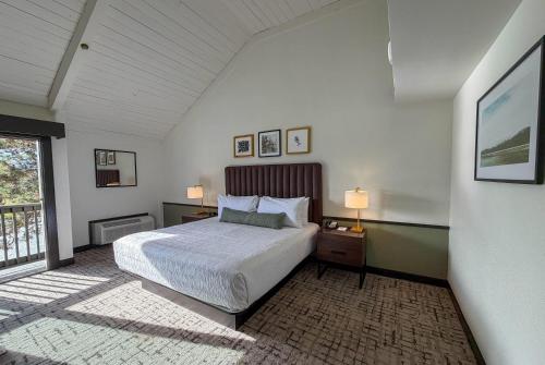 a bedroom with a bed and two lamps and a window at Bay Valley Resort & Conference Center in Bay City