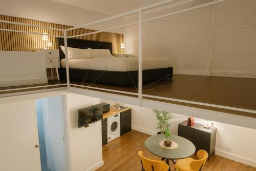 Un dormitorio con una cama y una mesa y sillas. en Isola nell'Isola apt -Isola e Garibaldi, en Milán