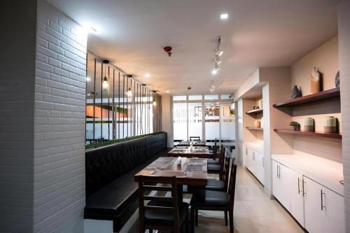 une salle à manger avec une table et quelques chaises dans l'établissement Hotel Fleur de Liz, à Tagbilaran