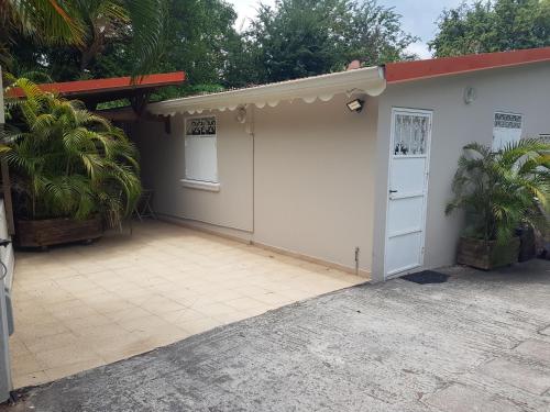 Το κτήριο όπου στεγάζεται  η παραθεριστική κατοικία