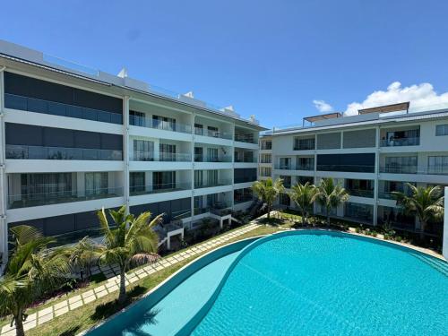 Ki Resort by LOV Mauritius في غراند بايَ: حمام سباحة أمام مبنى