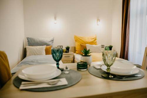 DrégelypalánkHont Vendégház的一张桌子,上面有两个盘子和眼镜