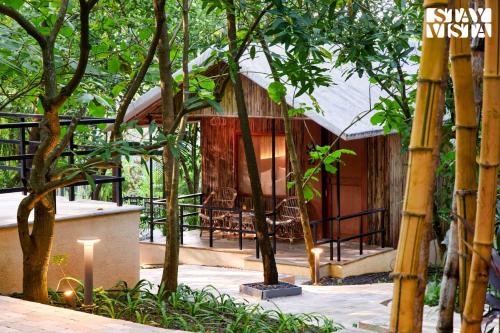 En have udenfor StayVista's Timber Cottage - Cozy Cottages with Indoor Games