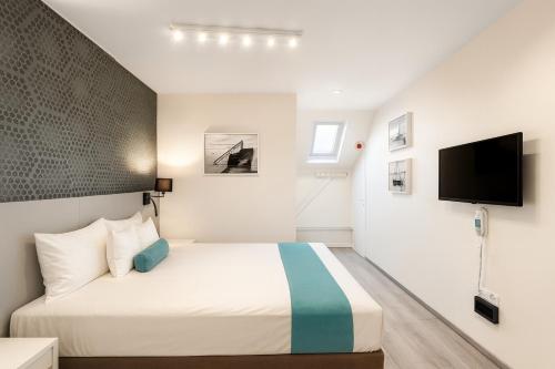 Μια τηλεόραση ή/και κέντρο ψυχαγωγίας στο Hotel Mika Downtown